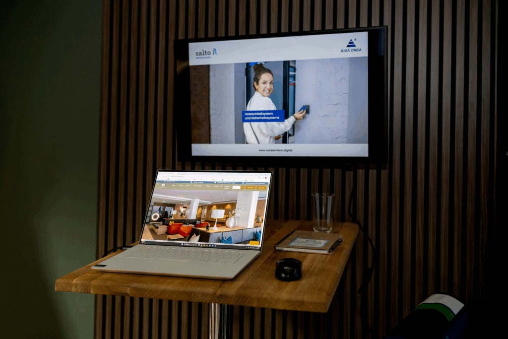 HotelEinfach.Digital: Digitale Guest Journey, Wein und Kunst zum Anfassen
Kompakt · Praxisnah · Regional & persönlich. Foto DER-Event-Fotograf.com