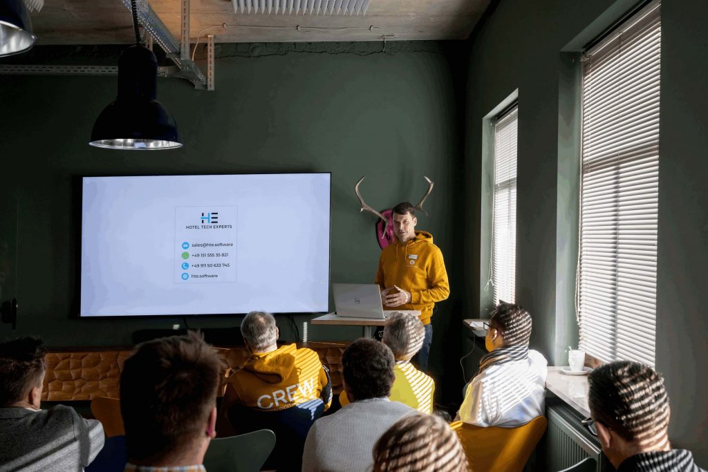 HotelEinfach.Digital: Digitale Guest Journey, Wein und Kunst zum Anfassen
Kompakt · Praxisnah · Regional & persönlich. Foto DER-Event-Fotograf.com